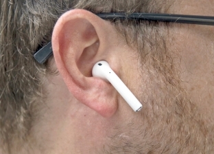 «لا تستعملها لساعة متواصلة».. تعرف على أضرار سماعات الأذن