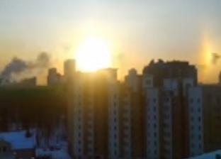 بالفيديو| ظاهرة نادرة.. ظهور "ثلاث شموس" في سماء روسيا