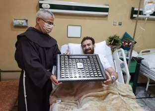الأب بطرس دانيال يزور نضال الشافعي بالمستشفى.. والأخير يهديه أسماء الله الحسنى
