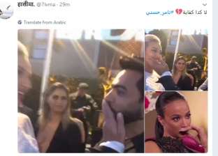 تامر حسني يشعل "تويتر" بقبلته لعارضة أزياء.. ومغردون: احترموا مشاعرنا