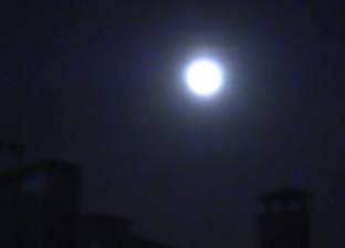 بالفيديو| لحظة ظهور "القمر العملاق" في سماء برشلونة