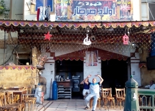 "صرصار" يثير الجدل بين رواد مقهى فى السيدة عائشة: رش قبل ما تقعد