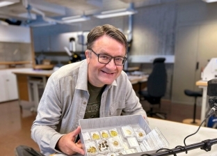 «افتكرها شيكولاتة».. نرويجي يعثر على قطع ذهبية من القرن السادس