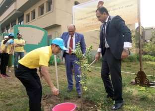 سفير تايلاند يزرع أشجارا مثمرة بمستشفى جامعة الأزهر التخصصي