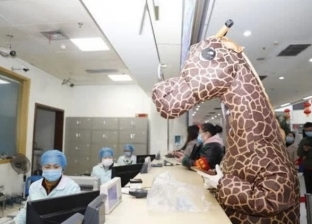 فيديو.. صينية في مستشفى ترتدي ملابس زرافة لتحمي نفسها من كورونا