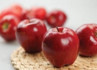 دراسة أمريكية تنصح بعدم التخلص من قشر التفاح: قد يحمي من مرض خطير