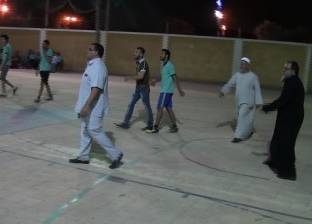 قس وشيخ يلعبان كرة قدم مع شباب مسلمين ومسيحيين بالمنيا