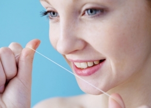 احذر.. استخدام خيط تنظيف الأسنان يؤدي إلى ترسبات على الكلى