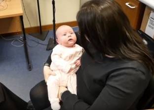 بالفيديو| رد فعل طفلة تسمع صوت والدتها لأول مرة