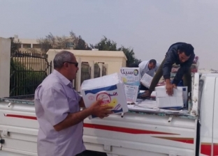 رئيس مدينة رأس سدر يوزع بطاطين ومواد غذائية بالتجمعات البدوية