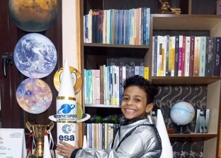 «أحمد» طفل يقدم محتوى فلكي على «يوتيوب»: «مهووس الفضاء»