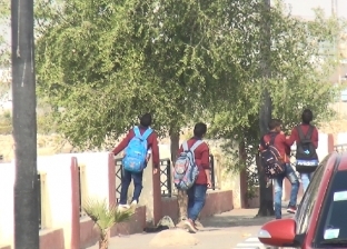 بالصور| هروب طلاب من المدارس إلى الكورنيش بالسويس: "مفيش تعليم حقيقي"