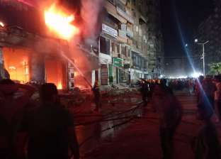 عاجل.. الصور الأولى من موقع حريق عقار بميدان الساعة في فيصل