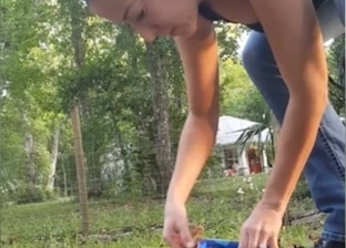 بالفيديو| "حبيبة الزواحف".. أمريكية تنقذ ثعبان عالق بزجاجة