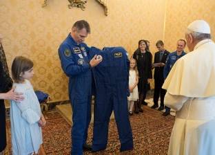 رواد فضاء يهدون بابا الفاتيكان "بدلة فضاء بابوية"