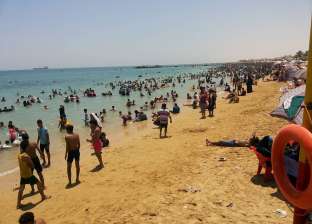 إقبال كثيف على شواطئ ومتنزهات الإسكندرية في أول أيام العيد