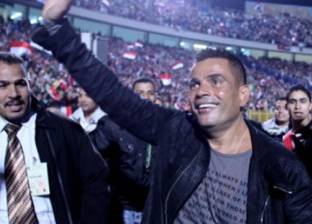 بالفيديو| عمرو دياب.. «غناء» و«كرة قدم»: «بالحب اتجمعنا»