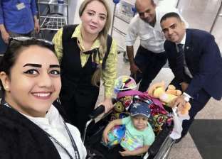 الضيافة الجوية في مصر للطيران تحتفي بالطفلة "سلمى"
