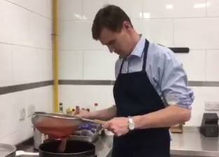 بالفيديو| سفير بريطانيا يطبخ «فتة».. ومغردون: «ده من العتبة وبيشتغلنا»