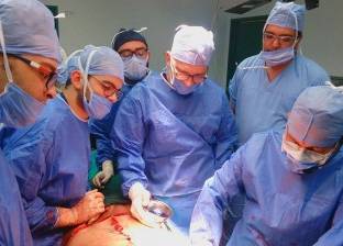 بالصور| خبير عالمي يجري عملية جراحية صعبة لشاب في "معهد ناصر"