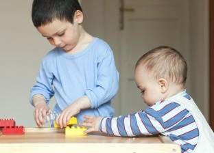 دراسة: الأطفال الأوائل أكثر ذكاء من أشقائهم الأصغر