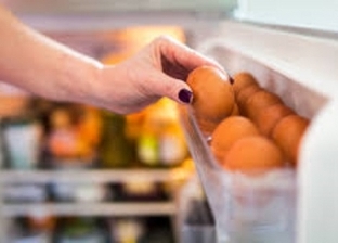 قد تكون قاتلة.. احذر حفظ البيض في باب الثلاجة