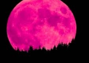 ظاهرة نادرة تبدأ الإثنين المقبل.. هل شاهدت «القمر الوردي»؟