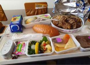 مسافرون يروون تجاربهم مع وجبات شركات الطيران: فتة مصرية وكبسة خليجية