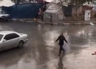فلسطيني يشعل مواقع التواصل بدعاء مؤثر تحت المطر.. ماذا قال؟ (فيديو)