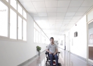 «عبدالرحمن» يفتح باب أمل لمرضى الشلل الرباعي بكرسي تحركه إشارات المخ «فيديو»
