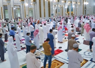 أداء صلاة التراويح بالمسجد الحرام في أول ليالي شهر رمضان «صور»