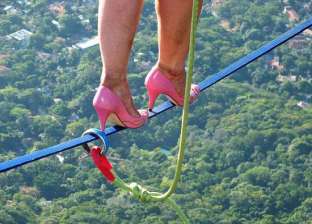 بالصور| فتاة أمريكية تمشي على الحبل بارتفاع 840 مترا بالكعب العالي