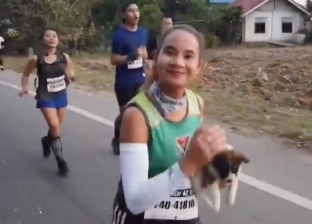 بالفيديو| تايلاندية تركض 19 ميلا في ماراثون بصحبة "كلب ضال"