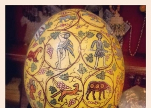 «محمود» يحول بيض النعام لتحف فنية: تعلمت الرسم من الإنترنت