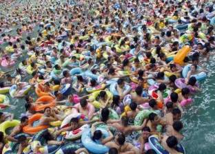 بالفيديو| حمامات السباحة في الصين "لن ترى المياه"