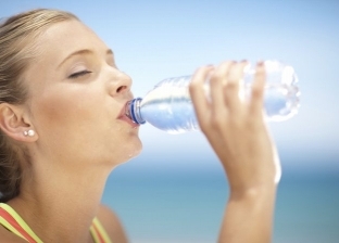 ماذا يحدث لجسمك إذا تناولت المياه بكميات زائدة يوميًا؟.. طبيب يحذر