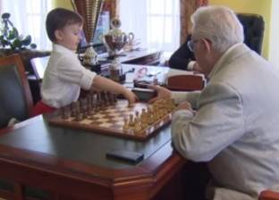 بالفيديو| "ميشا" طفل يبلغ 4 أعوام ينافس كبير أساتذة الشطرنج في موسكو