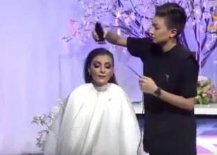 بالفيديو| مذيعة شهيرة "تحلق" شعرها على الهواء