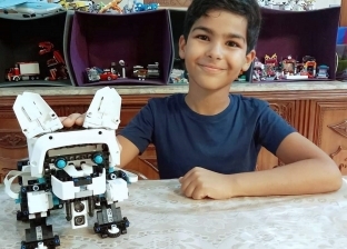 الطفل المعجزة.. «باسل» 10 سنوات يصمم «أبليكيشنز» وروبوتات: بحب البرمجة