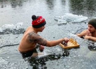 في درجة حرارة 20 تحت الصفر.. رجلان يلعبان الشطرنج في بحيرة «فيديو»
