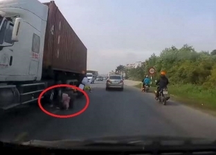 بالفيديو| أم تنتشل رضيعها من موت محقق في فيتنام سقطا من "دراجة نارية"