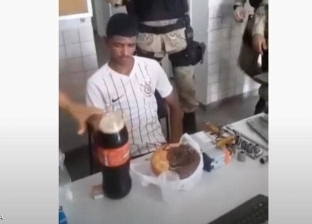 الشرطة البرازيلية تسخر من سجين بحفل لعيد ميلاده: مقدرش أفوت المناسبة