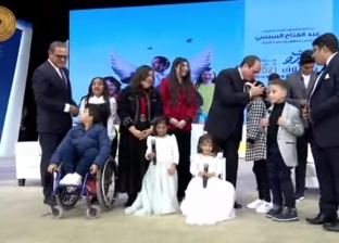 الرئيس السيسي يلتقط صورا تذكارية مع أطفال «قادرون باختلاف»