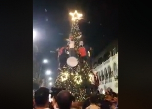 مجهولون يتسلقون شجرة كريسماس ويسرقونها.. ونشطاء: "جبلاية قرود"