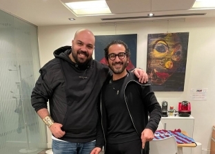 أحمد حلمي يحصل على قميص برشلونة بتوقيع ميسي