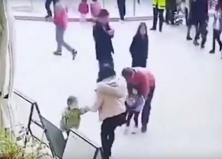 بالفيديو| رجل يحاول خطف طفلة من والديها