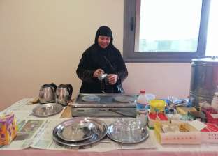 «أم أحمد» تخطف أنظار رواد معرض الكتاب بـ«نصبة شاي»: بتدفيهم من البرد