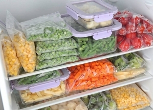 أخصائي تغذية يحذر من عادة خاطئة عند تخزين الطعام: تحوله إلى مواد سامة