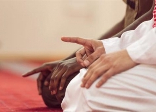 «الإفتاء» توضح حكم إرسال اليدين في الصلاة: لا حرج شرعا
