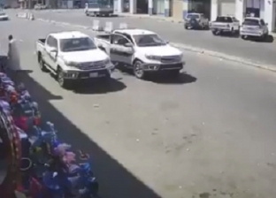 رجل يسرق سيارة بالسعودية "في عز الضهر" رغم حضور صاحبها (فيديو)